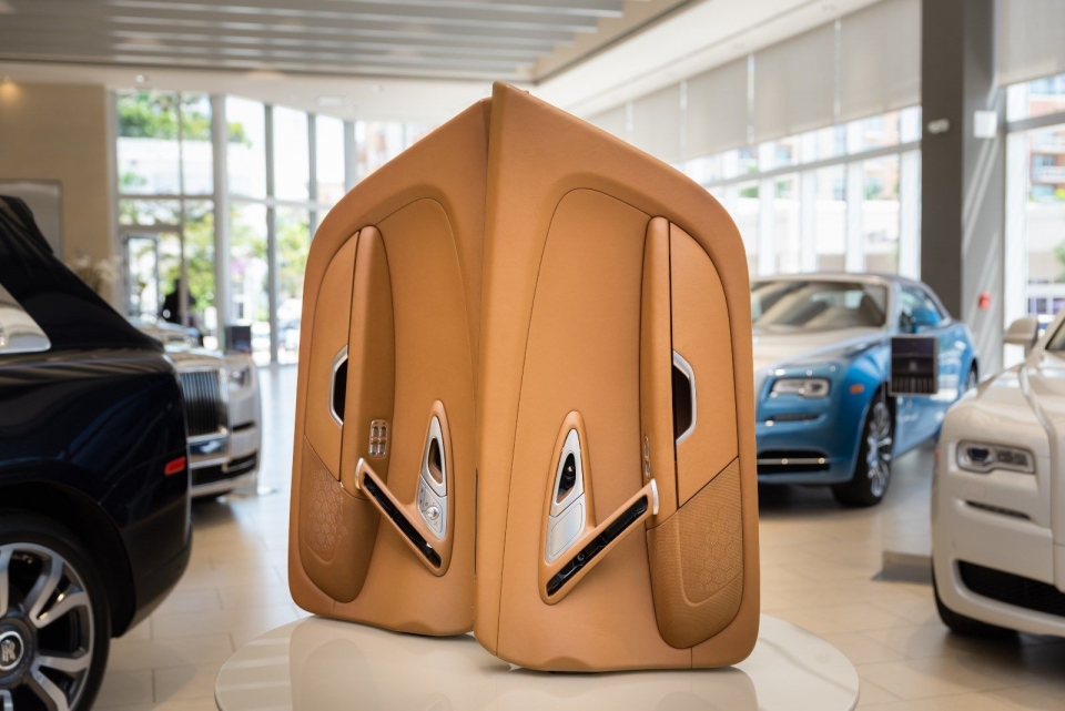 Nội thất siêu xe Bugatti Veyron 2008 có giá 150.000 USD trên eBay noi that sieu xe bugatti veyron 2008 bi rao ban tren ebay
