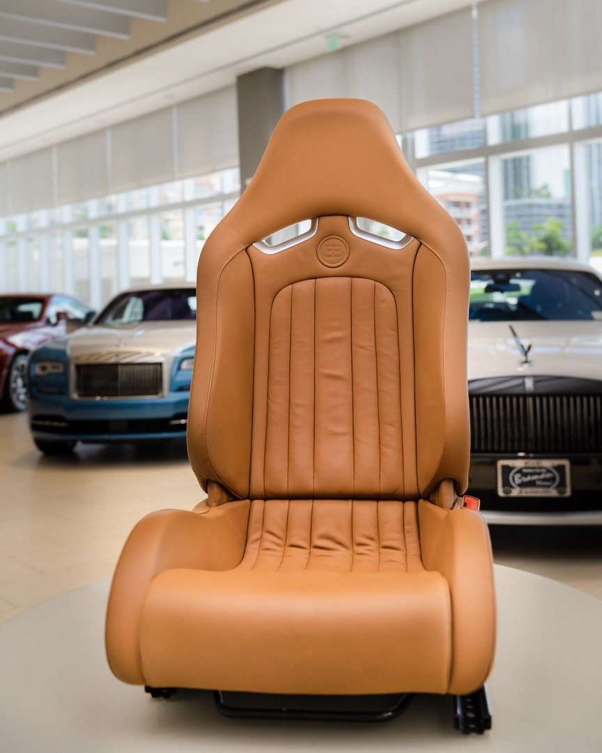 Nội thất siêu xe Bugatti Veyron 2008 có giá 150.000 USD trên eBay noi that sieu xe bugatti veyron 2008 bi rao ban tren ebay