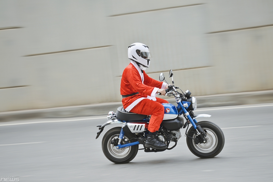 ong gia noel nu phu ta xinh dep cung chiec honda monkey
