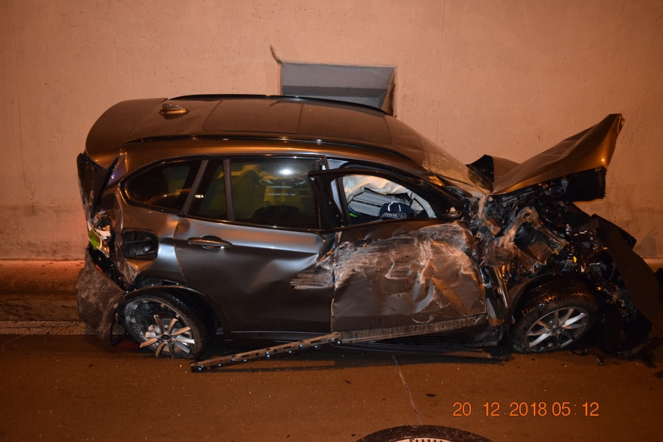 BMW X1 bay lên không trung, đâm vào nóc hầm chui như trong phim bmw x1 bay len khong trung dam vao noc ham chui nhu trong phim