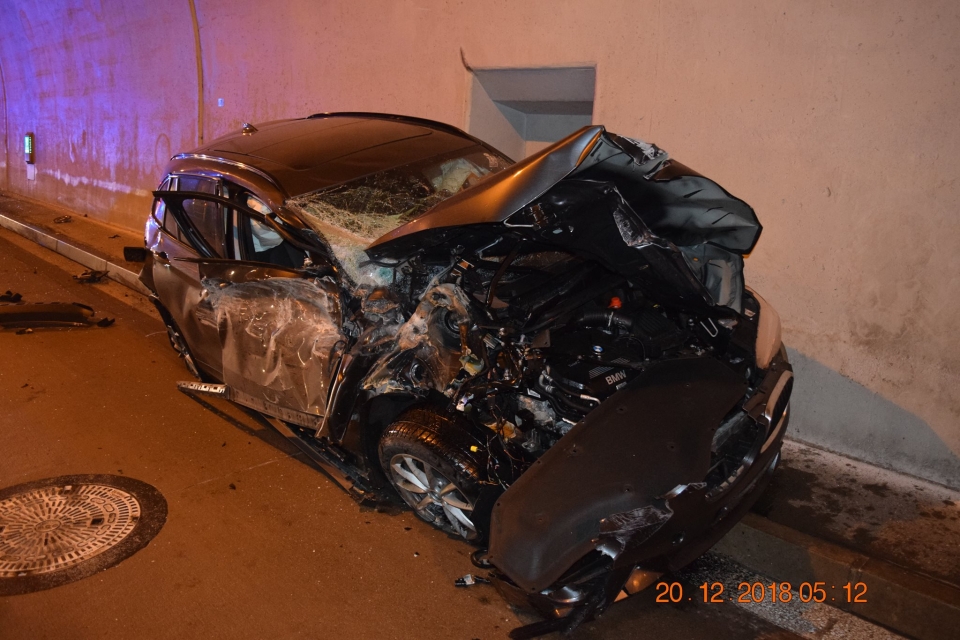 BMW X1 bay lên không trung, đâm vào nóc hầm chui như trong phim bmw x1 bay len khong trung dam vao noc ham chui nhu trong phim
