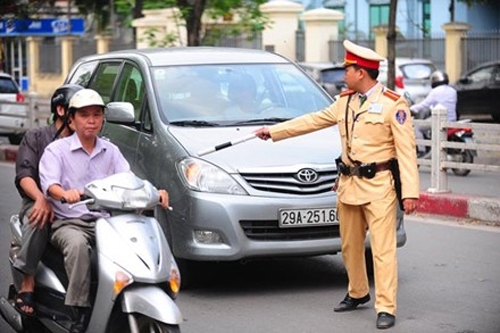 CSGT có nên chặn xe vi phạm bằng mọi giá? csgt co nen chan xe vi pham bang moi gia