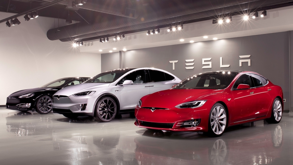 tesla ban hon 100000 chiec xe dien trong nam 2017