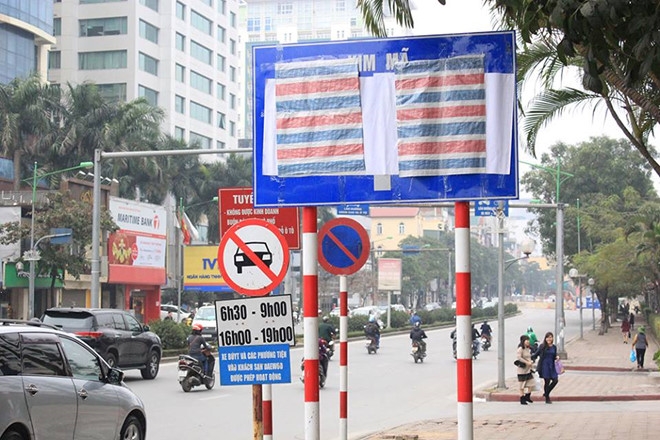 Vì sao Hà Nội dùng nylon dán biển báo giao thông? vi sao ha noi dung nylon dan bien bao giao thong