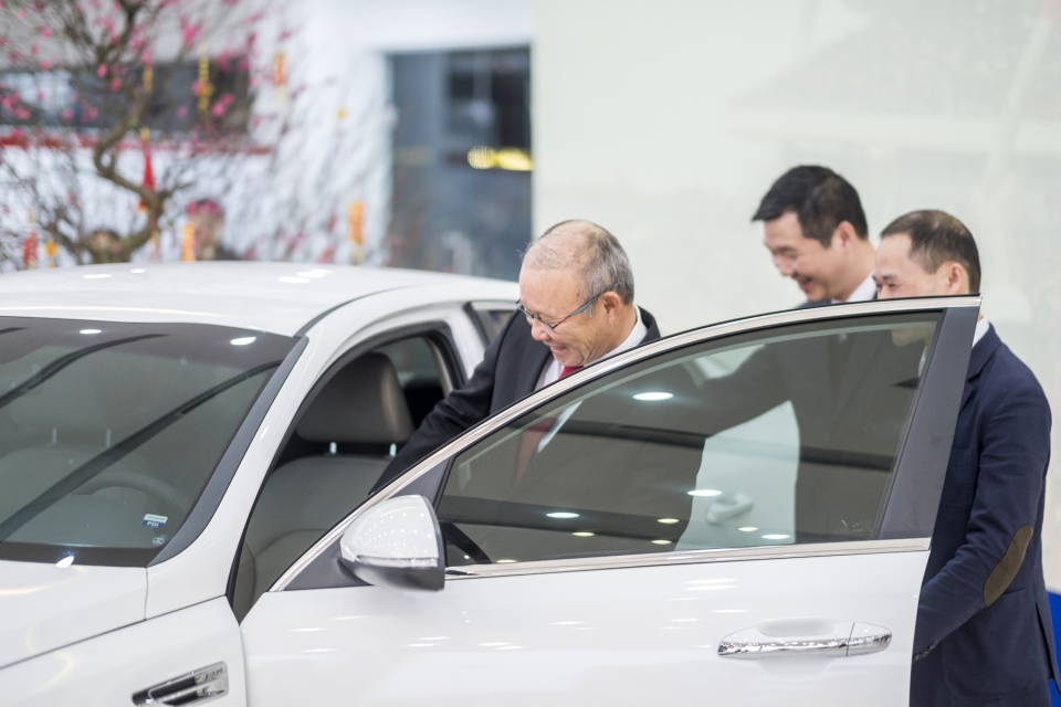 hlv park hang seo nhan xe kia optima trao tang tu thaco