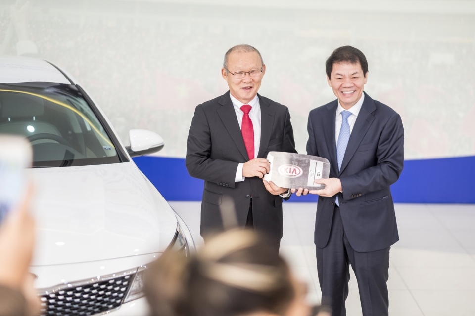 hlv park hang seo nhan xe kia optima trao tang tu thaco