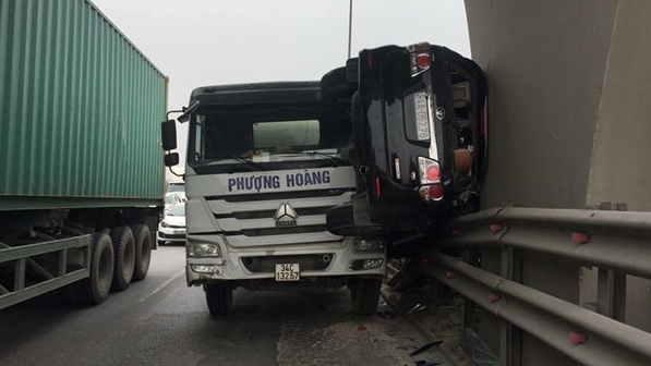 Fortuner bị xe bồn đâm, kẹp cứng trên dải phân cách