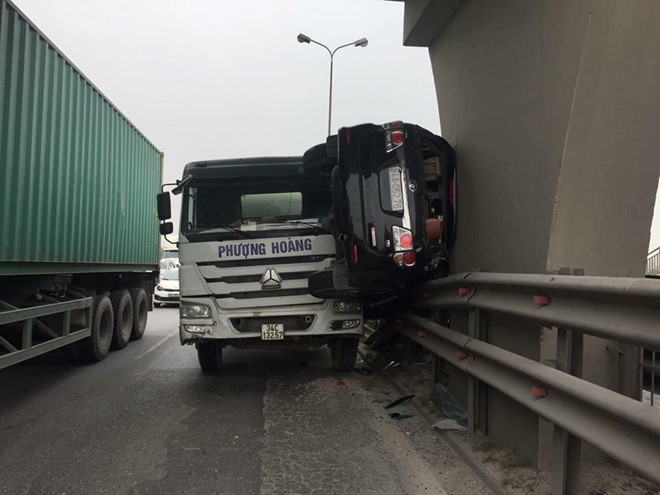 fortuner bi xe bon dam kep cung tren dai phan cach