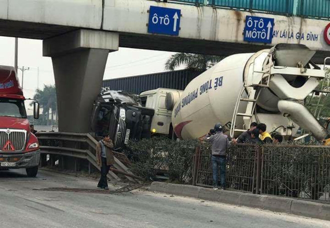 fortuner bi xe bon dam kep cung tren dai phan cach