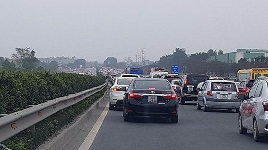 Tài xế "tố" BOT Pháp Vân - Cầu Giẽ ùn tắc nhưng không xả trạm