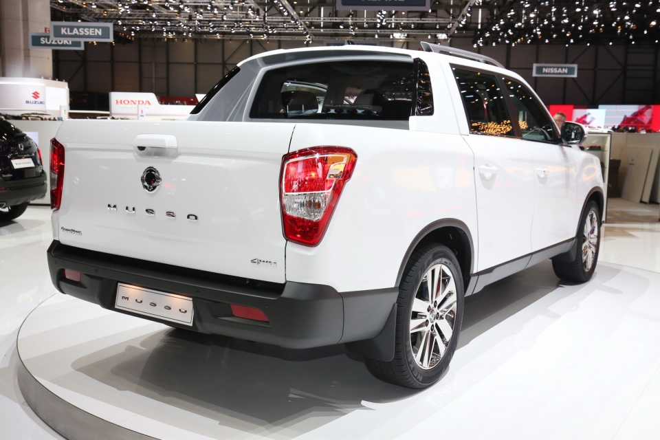geneva 2018 ban tai ssangyong musso quyet dau nissan navara