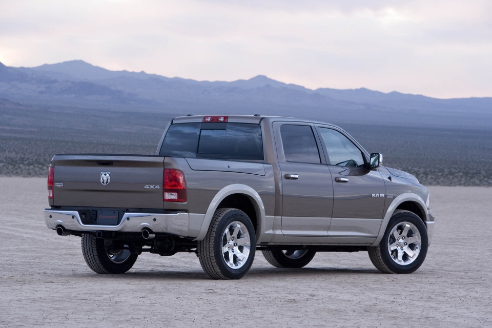 Dodge Ram triệu hồi gần 300.000 xe bán tải vì bình nhiên liệu có thể rơi dodge ram trieu hoi gan 300000 xe ban tai vi binh nhien lieu co the roi