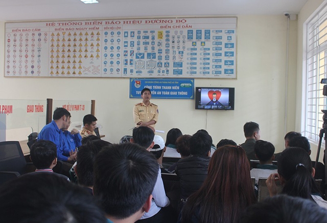 Công an "mở lớp" giáo dục luật giao thông cho thanh thiếu niên vi phạm cong an mo lop giao duc luat giao thong cho thanh thieu nien vi pham
