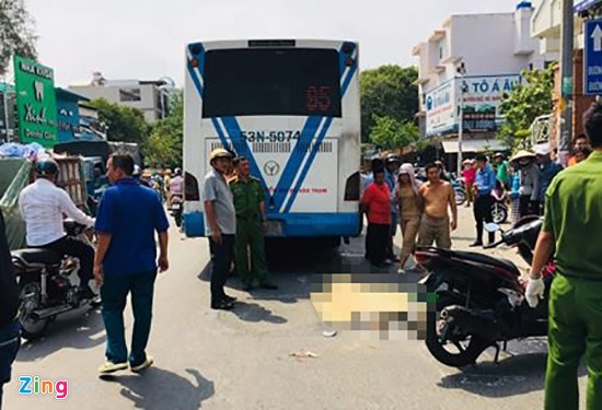Va chạm với xe buýt, một người thiệt mạng va cham voi xe buyt mot nguoi thiet mang