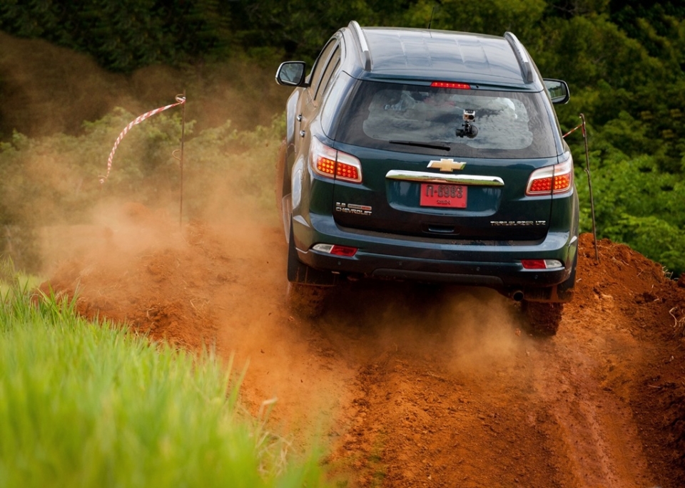chevrolet trailblazer va colorado da bi hanh ha the nao truoc khi ra mat cong chung