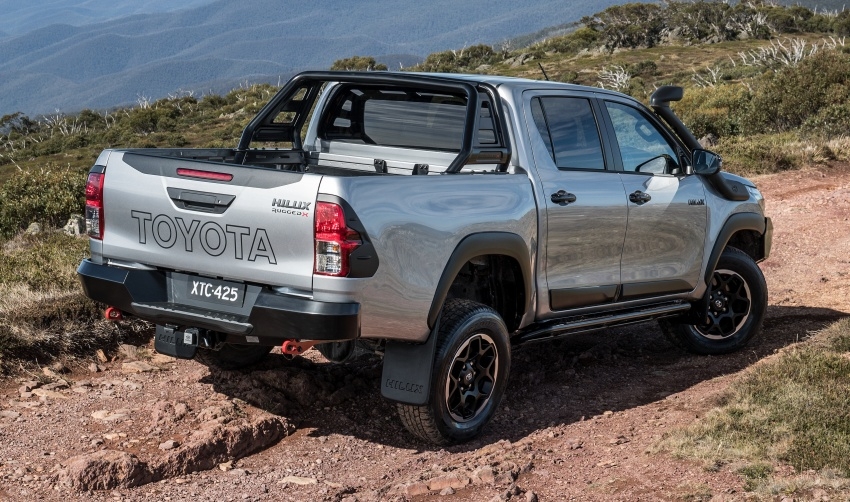 toyota tung ra ba phien ban chuyen dung cua ban tai hilux