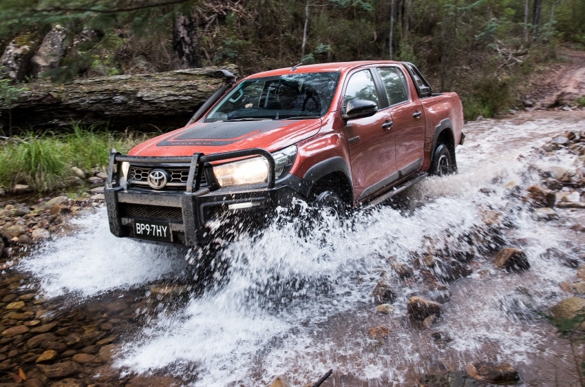 toyota tung ra ba phien ban chuyen dung cua ban tai hilux