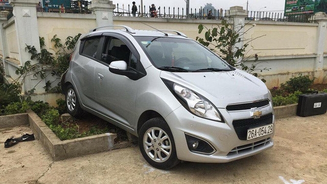 Đề nghị cấm lái ô tô, dừng đỗ xe trong trường học
