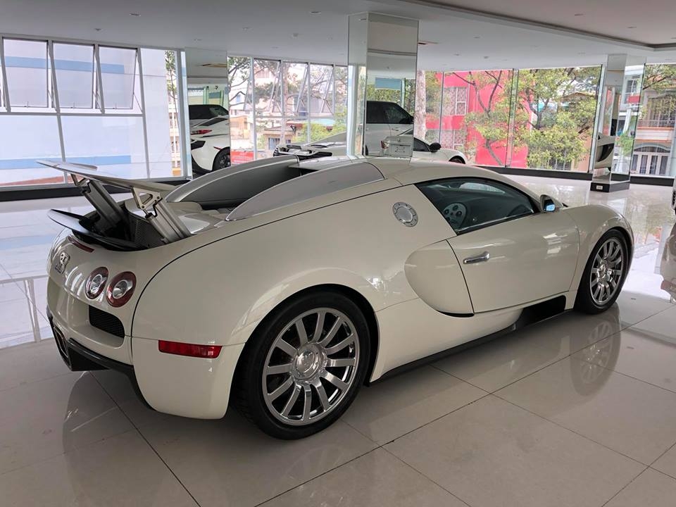 Hình ảnh hiếm hoi về siêu xe Bugatti Veyron độc nhất Việt Nam hinh anh hiem hoi ve sieu xe bugatti veyron doc nhat viet nam