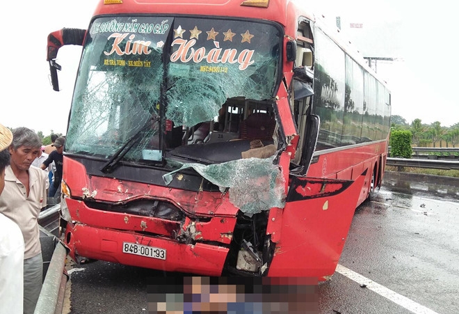 Bốn ôtô tông liên hoàn trên cao tốc Trung Lương bon oto tong lien hoan tren cao toc trung luong