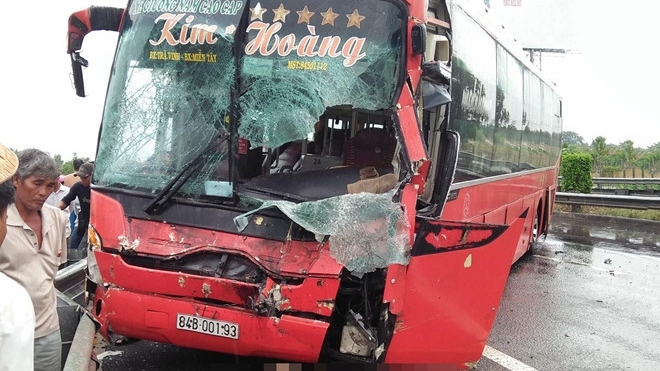 Bốn ôtô tông liên hoàn trên cao tốc Trung Lương