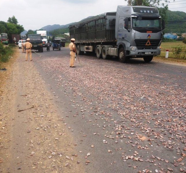 Cảnh sát giao thông dọn đá rơi vãi trên đường, đảm bảo an toàn giao thông canh sat giao thong don da roi vai tren duong dam bao an toan giao thong