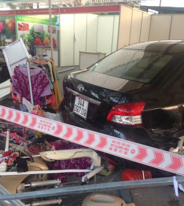 ha noi nam nhan vien rua xe lui o to bat can khien 5 nguoi trong thuong