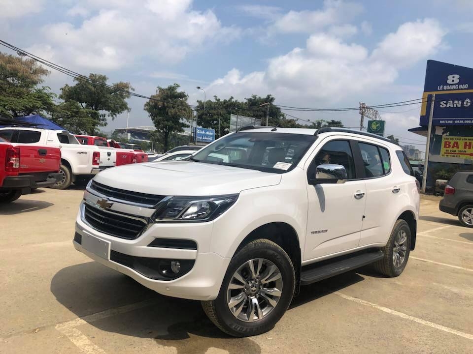 isuzu mu x bat ngo dan dau doanh so phan khuc suv 7 cho tai viet nam