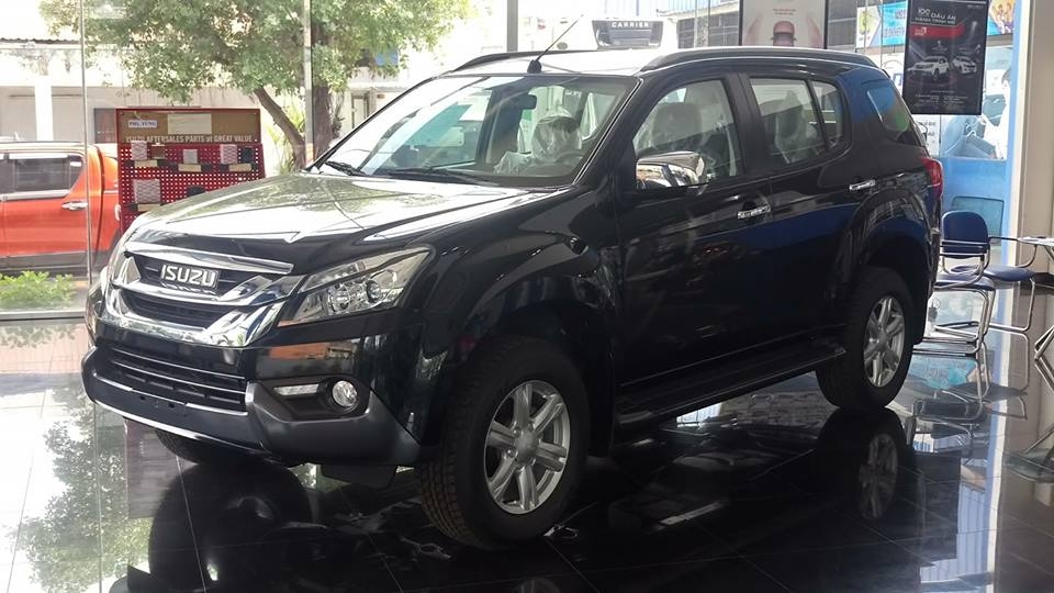 isuzu mu x bat ngo dan dau doanh so phan khuc suv 7 cho tai viet nam