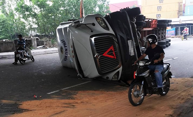 Thoát chết hy hữu khi kịp dừng xe nhường đường cho container thoat chet hy huu khi kip dung xe luc xe container bi lat