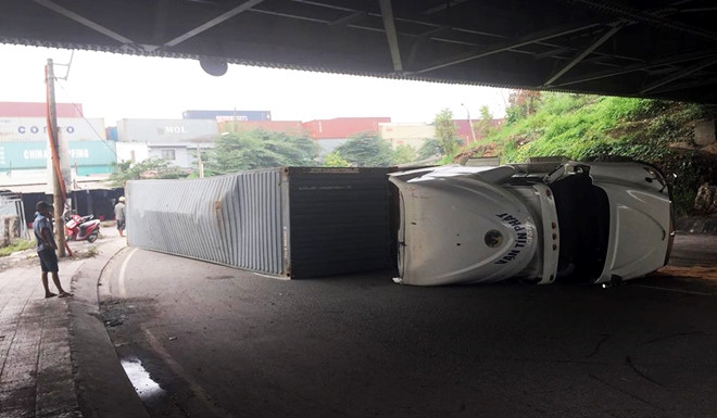 Thoát chết hy hữu khi kịp dừng xe nhường đường cho container thoat chet hy huu khi kip dung xe luc xe container bi lat