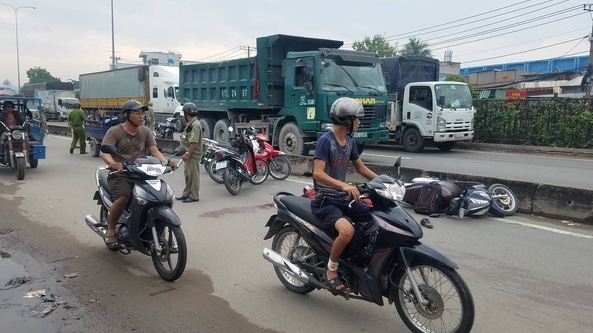 Kinh hoàng tấm bạt che thùng xe ben quật chết người đi đường