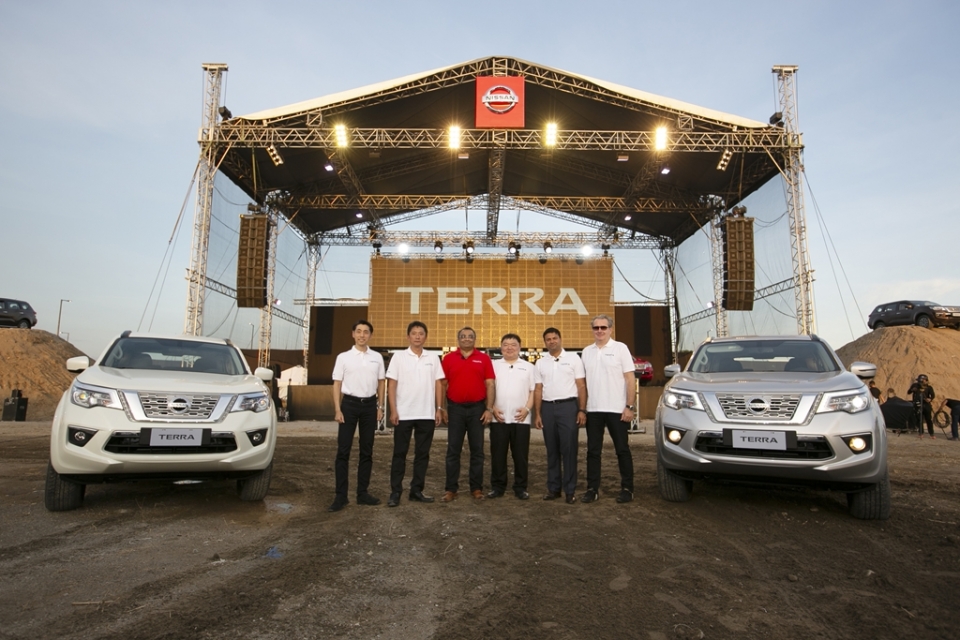 suv 7 cho nissan terra cap ben dong nam a sap ve viet nam