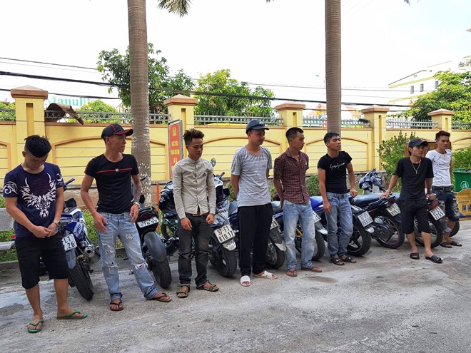 Nhóm thanh niên lạng lách, đánh võng trên quốc lộ 1 bị phạt nặng nhom thanh nien lang lach danh vong tren quoc lo 1 bi phat nang