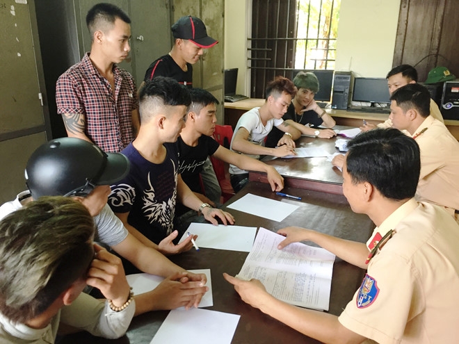 Nhóm thanh niên lạng lách, đánh võng trên quốc lộ 1 bị phạt nặng nhom thanh nien lang lach danh vong tren quoc lo 1 bi phat nang