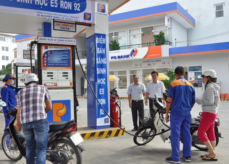 Giá xăng tăng sau 2 tháng giữ nguyên gia xang tang sau 2 thang giu nguyen