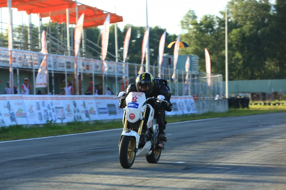 trai nghiem honda msx 125 phien ban dua chu ngua chung day me hoac