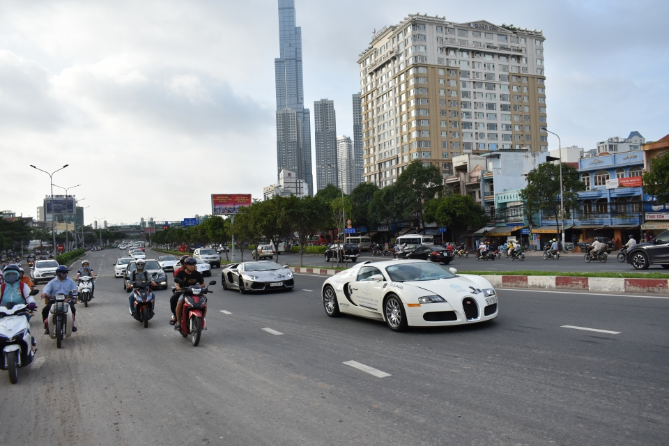 ong chu ca phe trung nguyen se mang dan sieu xe di xuyen viet