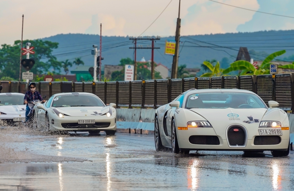 Siêu xe Bugatti Veyron vượt 2.000 km xuyên Việt thành công sieu xe bugatti veyron vuot 2000 km xuyen viet thanh cong
