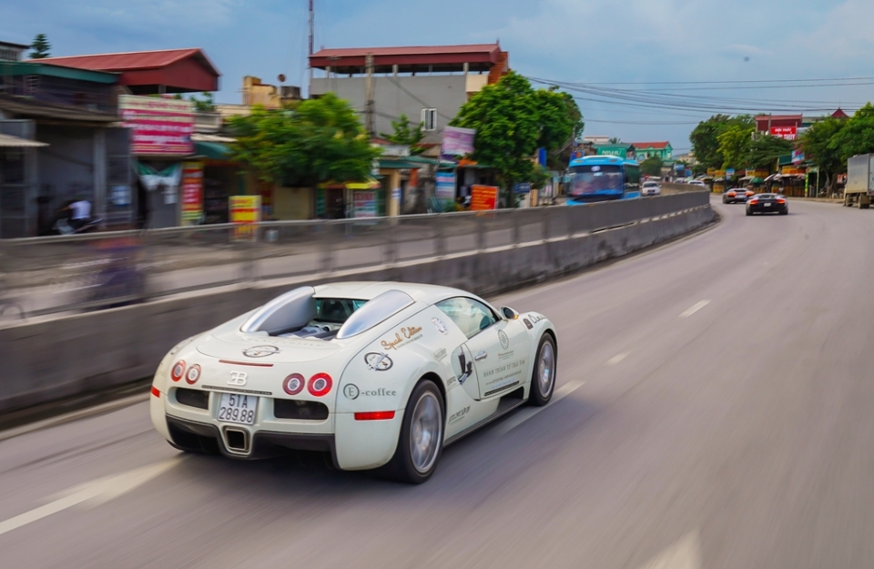 Siêu xe Bugatti Veyron vượt 2.000 km xuyên Việt thành công sieu xe bugatti veyron vuot 2000 km xuyen viet thanh cong