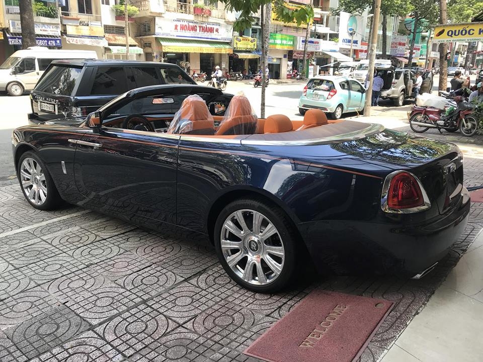 rolls royce dawn doc nhat viet nam vao tp ho chi minh tim khach