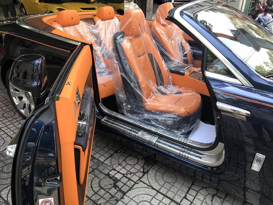 rolls royce dawn doc nhat viet nam vao tp ho chi minh tim khach