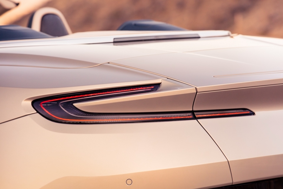 aston martin db11 volante ra mat bieu tuong cua su goi cam va net tinh te