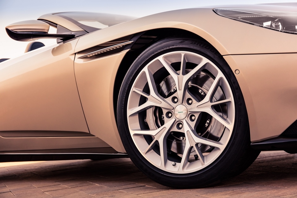 aston martin db11 volante ra mat bieu tuong cua su goi cam va net tinh te