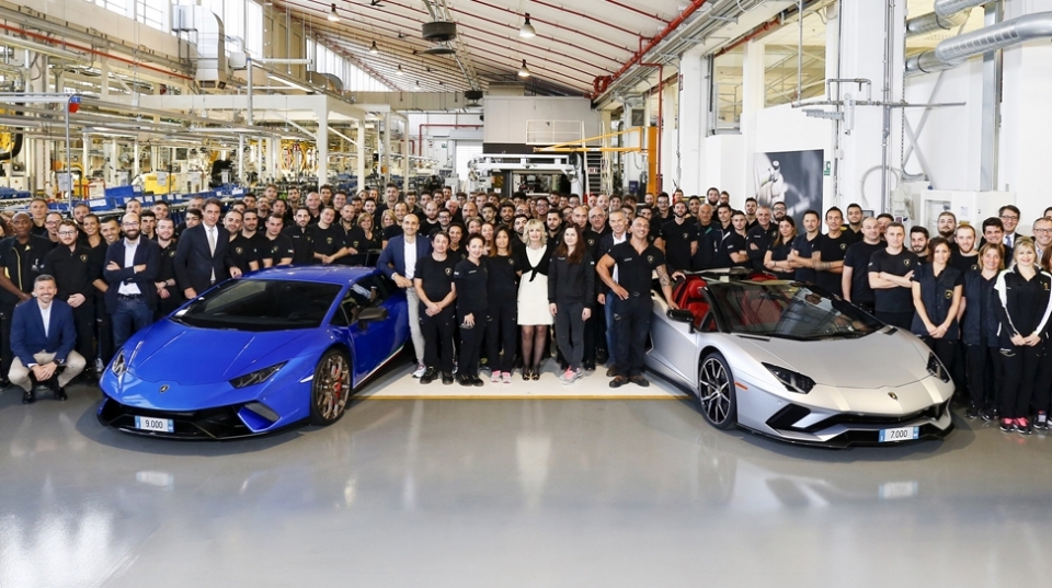 lamborghini xuat xuong sieu xe aventador thu 7000 va huracan thu 9000