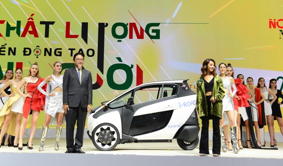 xe la toyota i road hut khach tai vietnam motor show 2018