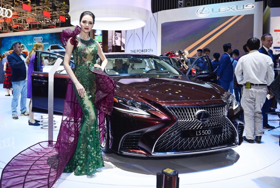 lexus es 300h cong nghe hybrid tien phong khuay dao vietnam motor show 2018