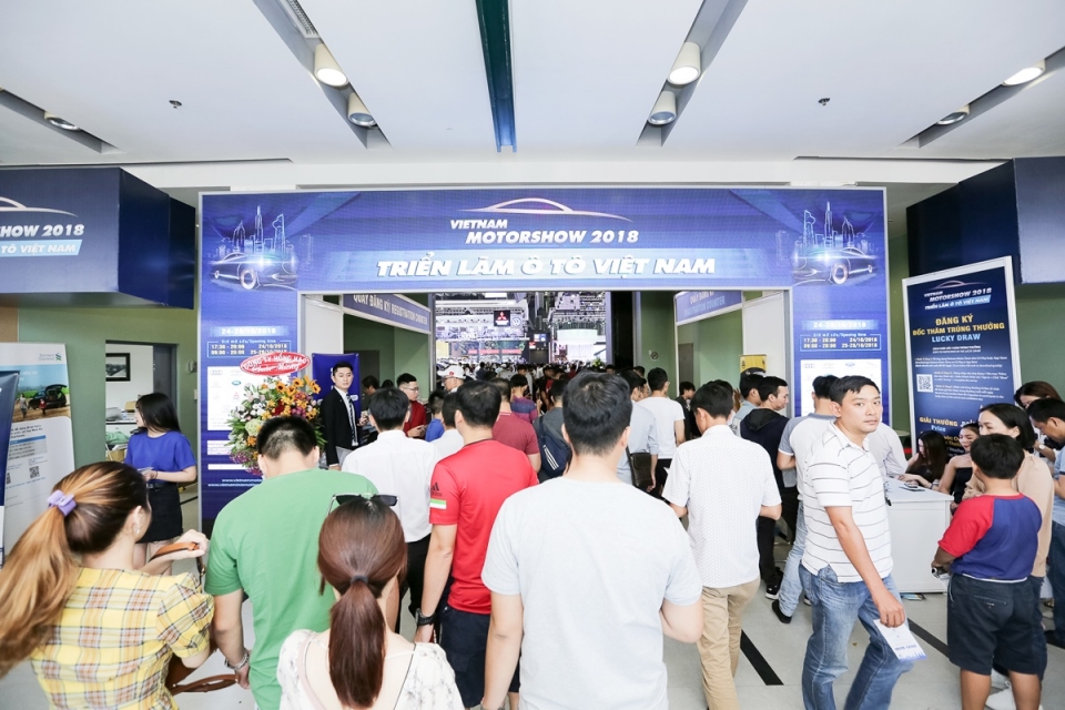 trien lam o to viet nam 2018 thu hut gan 90000 khach tham quan chi sau 2 ngay mo cua