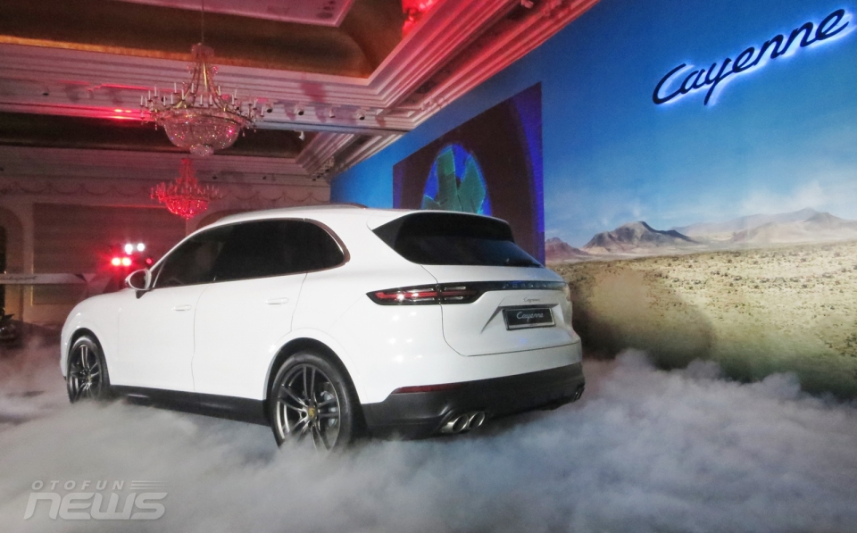 porsche cayenne 2018 ra mat tai viet nam voi 3 phien ban gia tu 45 ty dong