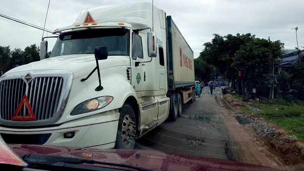 Quốc lộ nối với cao tốc Đà Nẵng - Quảng Ngãi quá tải, dân than trời